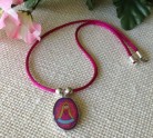 collar-bisuteria-virgen-please-fuscia-llenadegracia