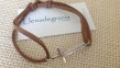 pulsera-de-ante-beige-con-cruz