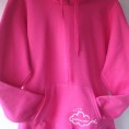 chica-sudadera-fuscia-frente-nube