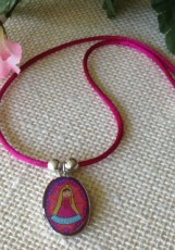 collar-bisuteria-virgen-please-fuscia-llenadegracia