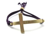 pulsera-cruz-dorada-morado